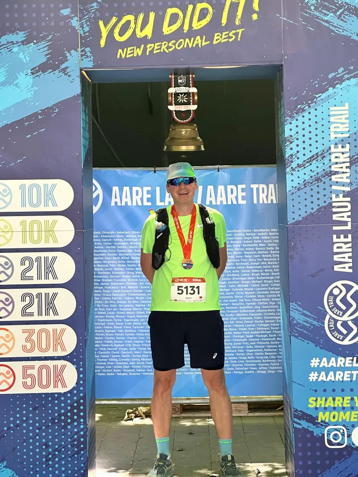Andreas Gapsch im Ziel des Aare Trail 50 km mit Finisher-Medaille