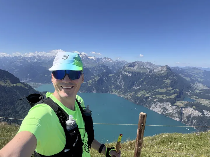 Gipfel-Selfie hoch über dem Urnersee mit Alpenpanorama