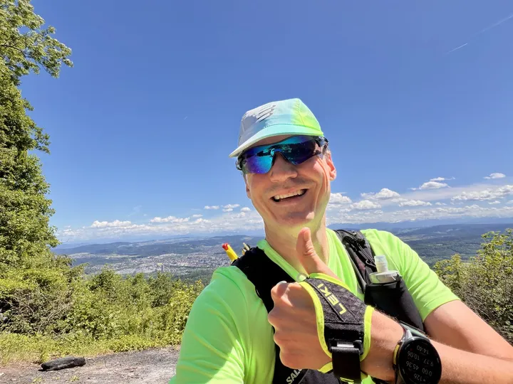 Trail-Selfie auf einem Hügel über Aarau mit Blick Richtung Alpen